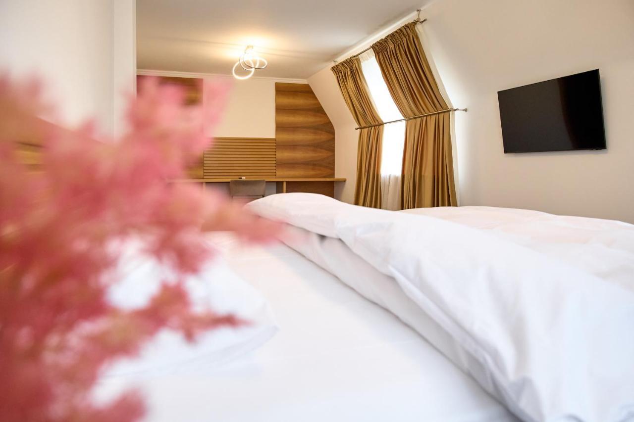 Hotel Eden Рымнику-Сэрат Экстерьер фото